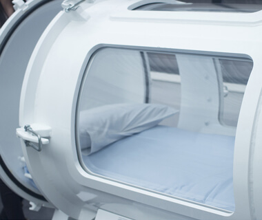 Veterinary hyperbaric oxygen chamber