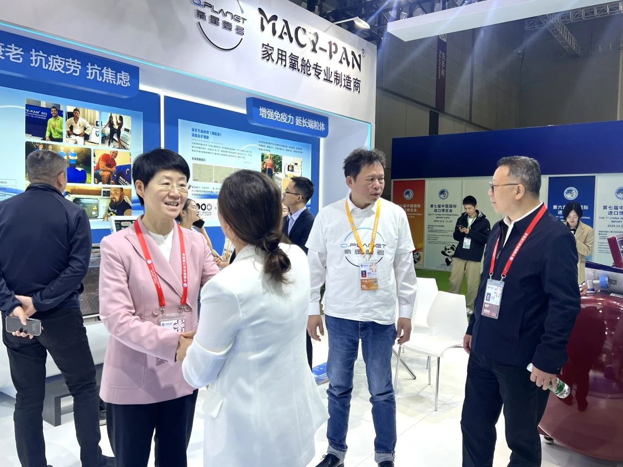 Damos una calurosa bienvenida a Xie Dong, vicealcalde de Shanghai, y otros líderes para visitar el pabellón 7.1A1-03 en la Feria.